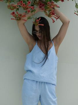 Фото товара: лляний топ на тонких бретелях світло-блакитний. Фото - 1.